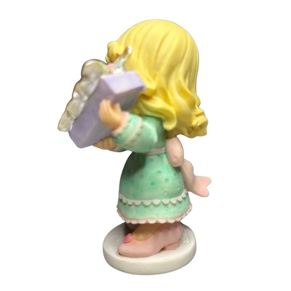 Precious Moments Blonde Girl holding floral arrangement with Mom heart,2004 - Picture 3 of 8